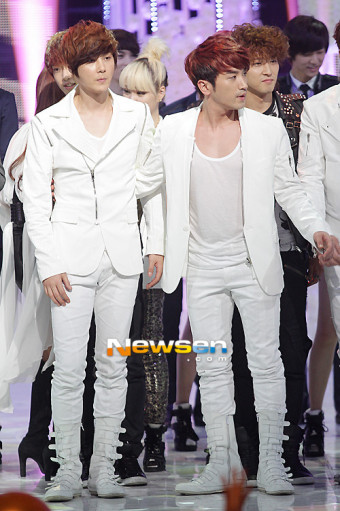 신화 컴백무대, ‘무릎부상 신혜성 부축하는 매너남 이민우~’[포토엔]