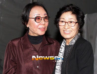 [포토엔]김혜자 ‘절친 이신우 디자이너와 함께’