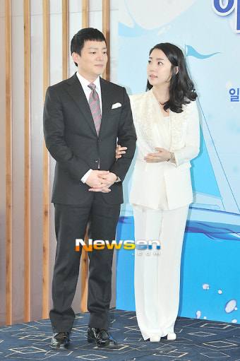 [포토엔]이범수 이윤진 부부 ‘블랙&화이트 패션’