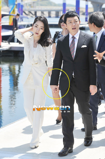[포토엔]이범수 이윤진 부부 ‘시종일관 꼭 잡은 두손’