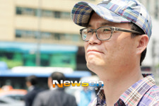 [포토엔]‘1인 시위’ 신정수PD ‘착잡한 심경’