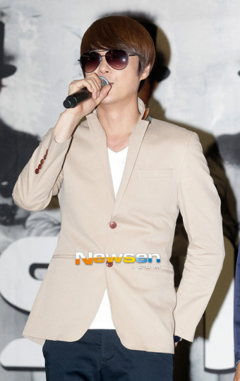 [포토엔]신화 신혜성, 팬들위한 감미로운 노래까지~(신화 팬사인회)