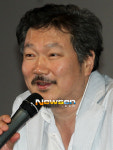 [포토엔]홍상수 감독 ‘영화 다른 나라에서 많이 사랑해주세요’