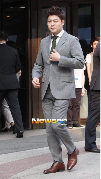 [포토엔]전현무 ‘이정민 아나운서 결혼식 왔어요’