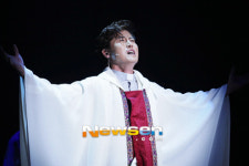 [포토엔]뮤지컬 ‘울지마 톤즈’ 크리스조 ‘톤즈를 품은 신부님의 한없는 사랑’