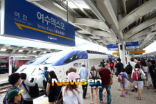[포토엔]주말 맞아 북적이는 여수엑스포역
