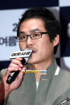 [포토엔]김성균 ‘이웃사람들의 의심을 한몸에~’