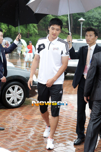 [포토엔]곽태휘, 경호원들 기죽이는 우월 신장(K리그 올스타전 2012)