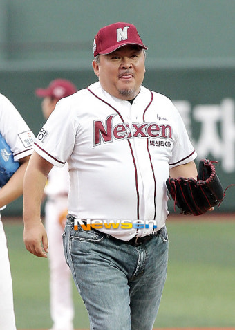 [포토엔]이근희 시구 ‘이거 긴장되네’