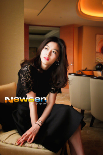 전지현 FA대어 떴다, 대형 소속사 물밑접촉 ‘일단 홍보집중’