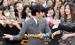 [포토엔]매너남 김수현 ‘지현이 누나 먼저가세요’