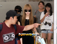 [포토엔]입국장 들어선 빅토리아 ‘할리우드 배우 포스’