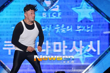 [포토엔]쿠마다 마사시 ‘가발도 소품으로 소화해내는 소품 개그 달인’(2012 한일 코미디페스티벌)