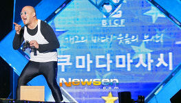 [포토엔]쿠마다 마사시 ‘반짝반짝 눈망울의 소품 개그 달인’(2012 한일코미디페스티벌)