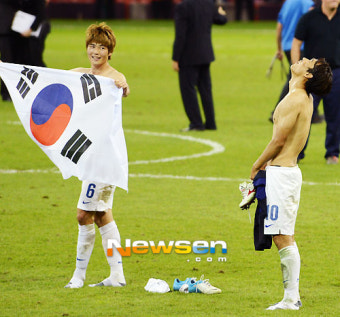 [올림픽포토엔]기성용 자랑스런 태극기 ‘박주영 형도 이리와!’(축구 한일전)