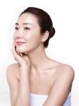 최지우 뒤태 훤히 드러내고 청초함 싹 지운 관능 미소