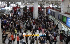 [포토엔]붐비는 강남 고속버스터미널, 표 끊기도 만만치 않아~