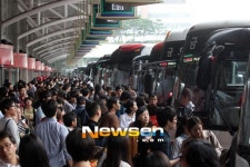 [포토엔]발 디딜틈 없는 강남 고속버스터미널