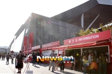 [포토엔]제17회 부산국제영화제 개막식 ‘하나 둘 모여드는 관객들’