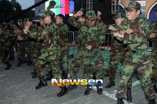 [포토엔]싸이 춘천대첩 한시간전 ‘우린 육군스타일’불붙은 말춤 대결