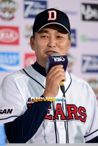 [포토엔]선발 예고하는 김진욱감독‘1차전은 니퍼트’