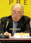 [포토엔]김기덕 심사위원장 ‘메모도 철저히’