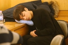 로이킴 잘때도 두손 모아 배꼽인사[포토엔]