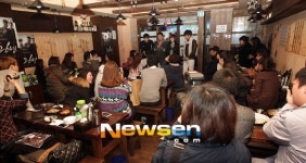 [포토엔]영화 ‘26년’일일 포장마차 열어