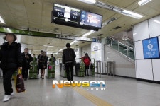 [포토엔]‘버스 운행재개’소식에 여유로워진 지하철 출근길