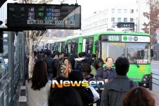 [포토엔]버스 운행재개에 북적이는 버스정류장