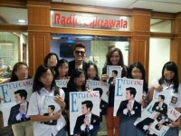 인도네시아 교복소녀들 너도나도 이루사랑 ‘소녀팬과 인증샷’[포토엔]