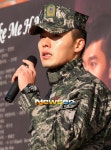 [포토엔]현빈 전역 ‘뜨거운 눈물’
