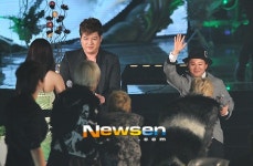 [포토엔]신동-김신영 ‘MBC뮤직스타상 수상에 후배들 90도 인사’(멜론뮤직어워드)