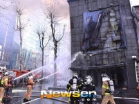 [포토엔] 삼성동 오렌지 팩토리 화재 교통체증 극심