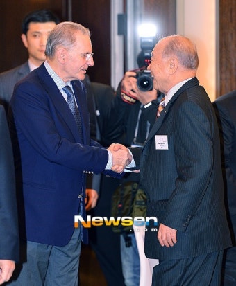 [포토엔] 최만립 대한체육회 원로고문과 악수하는 자크 로케 IOC위원장.