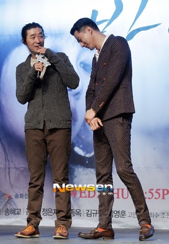 [포토엔]조인성 ‘감독님에게도 애교만점’