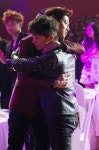 동방신기 유노윤호, 슈퍼주니어 동해와 화보같은 포옹[포토엔]