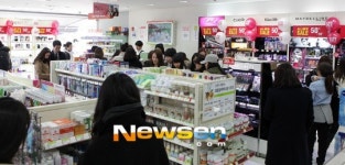 세일 소식에 북적이는 올리브영[포토엔]