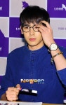 [포토엔]2PM 닉쿤 ‘안경 고쳐쓰는 손길도 멋지네’