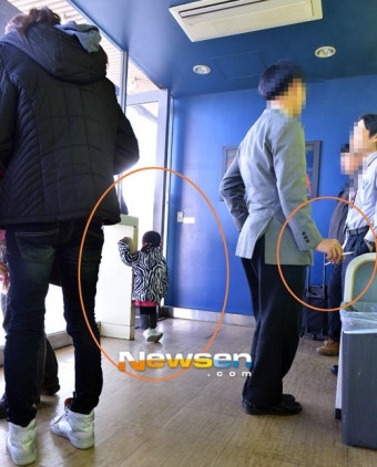 [포토엔] 공항흡연실 세상에 이런일이 ‘ 자욱한 담배연기속에 방치된 어린아이’