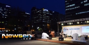 [포토엔]지구의 날 콘서트‘봄 저녁을 수놓은 아름다운 노래’