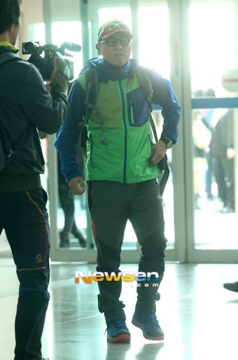 [포토엔]윤종신 ‘이른 아침 출국 너무 피곤하네!’ (맨발의 친구들)