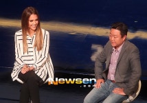 [포토엔]제시카알바-브라이언 리 ‘연설 하려니 쑥쓰러운 미소가’