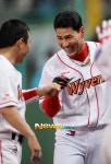 [포토엔]정근우‘상현이 형 첫날부터  홈런 축하해’