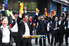 [포토엔]무정도시 플래시몹 ‘우리가 이겼어’