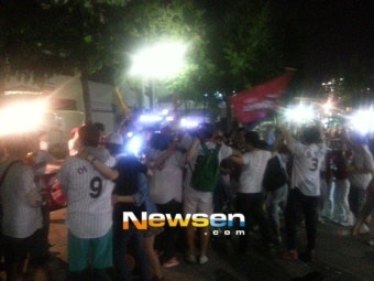 프로야구 만원관중, 야구의 이름으로 뭉쳤다