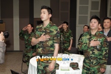 [포토엔]푸른거탑 팀 ‘국기에대한 경례에서도 군인처럼?’