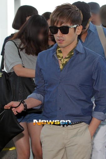 [포토엔]신화 이민우 ‘청남방 안 스카프로 공항패션 완성’