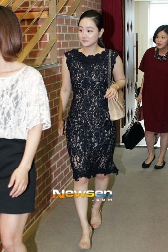 [포토엔]이자연 아나, 시선 붙잡는 ‘전신 시스루 하객패션’(강미정 아나운서 결혼식)