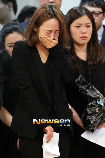 [포토엔]김주연, 평소 절친이었던 함효주 발인식에 오열